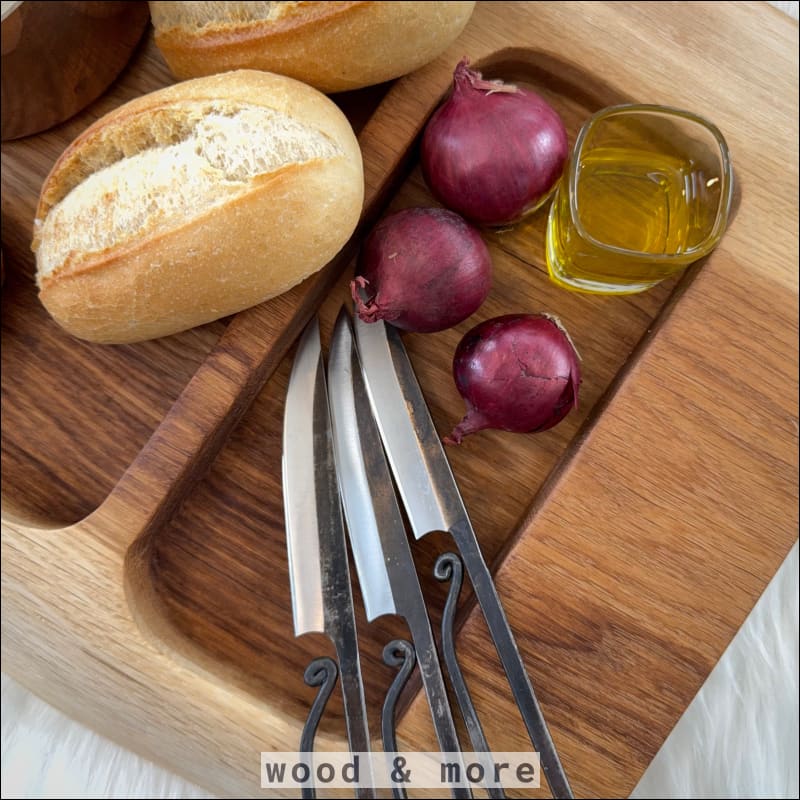 Snackboard aus Ulmenholz mit Brot, Zwiebeln und Olivenöl auf einem lebensmittelechten Brett