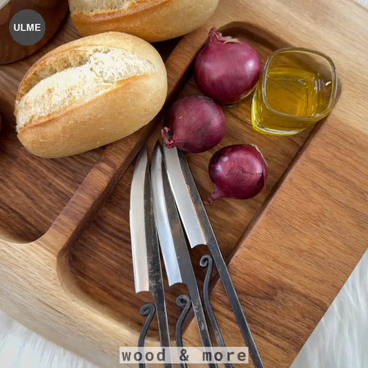 Snackboard aus Ulmenholz mit Brot, Zwiebeln und Olivenöl auf einem lebensmittelechten Brett