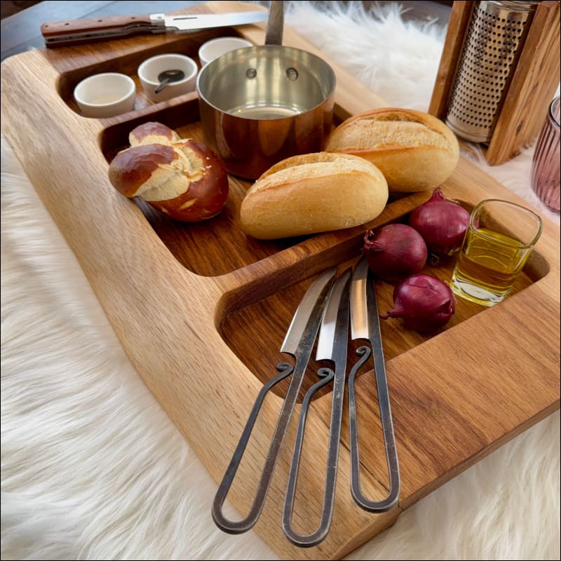 Holzbrett mit Brotrollen, Zwiebeln und Kochtöpfen – handgefertigtes Snackboard aus Ulmenholz