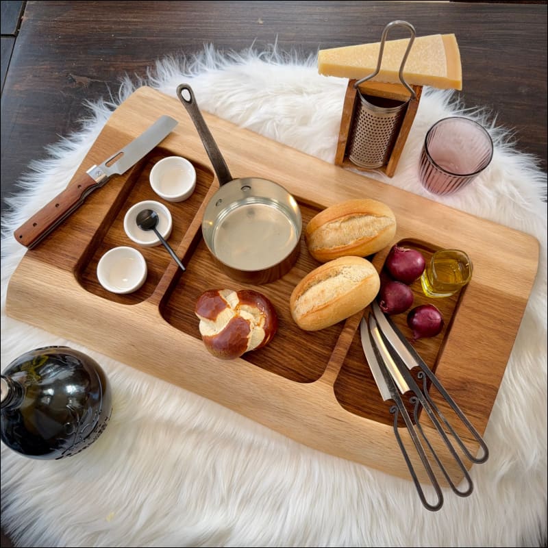 Holzbrett mit Brot, Käse, Trauben und Dips – handgefertigtes Snackboard aus Ulmenholz