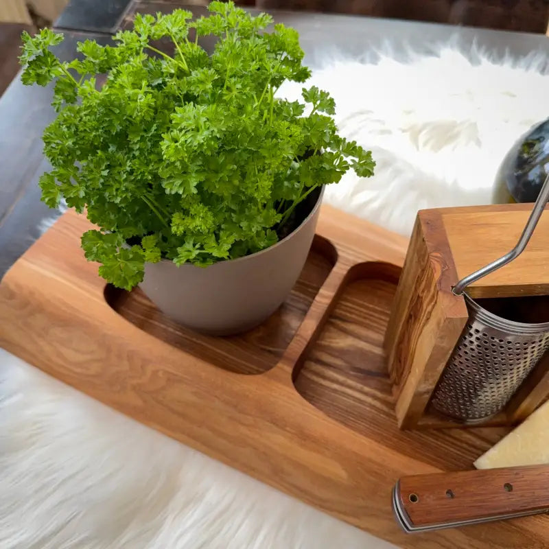 Frische Petersilie in grauem Topf auf robustem Snackboard aus Ulmenholz