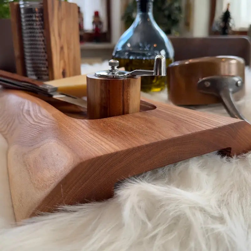 Holzbrett mit Ausfräsungen, robustes Servierbrett aus Holz, Snackboard aus Ulmenholz kaufen