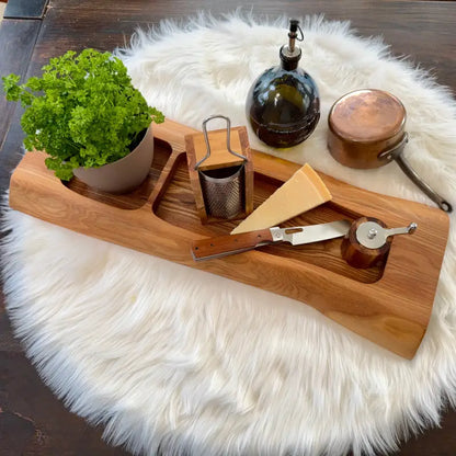 Live-edge Snackboard aus Ulmenholz mit Küchenwerkzeugen auf robustem Servierbrett