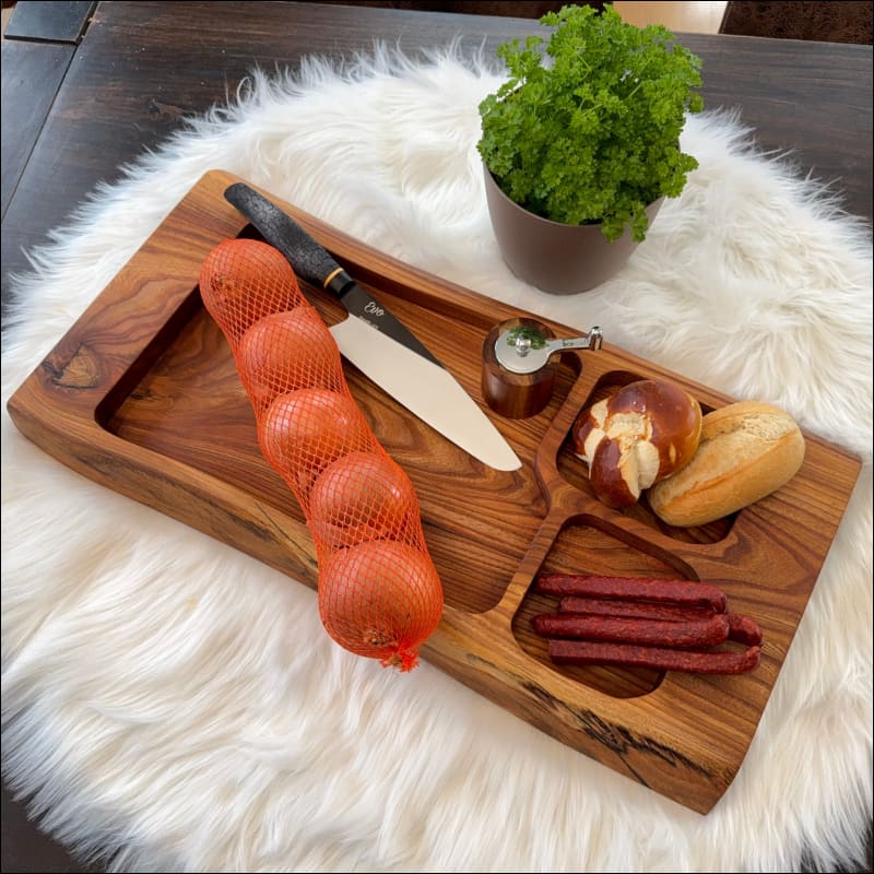 Handgefertigtes massivholzbrett aus Ulmenholz mit Wurst, Käse und Brot