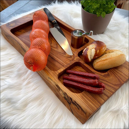 Rustikales ulmenholz Snackboard, handgefertigtes massivholzbrett mit Lebensmitteln und Pflanze