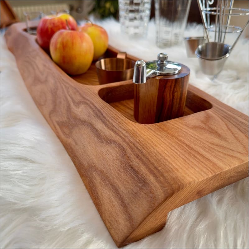 Handgefertigtes Holzbrett mit Ausfräsungen, Snackboard aus Massivholz – 70 x 22 cm