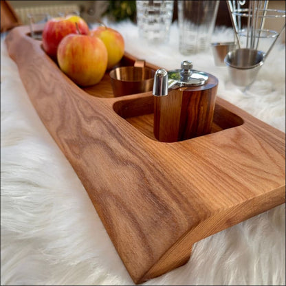 Handgefertigtes Holzbrett mit Ausfräsungen, Snackboard aus Massivholz – 70 x 22 cm