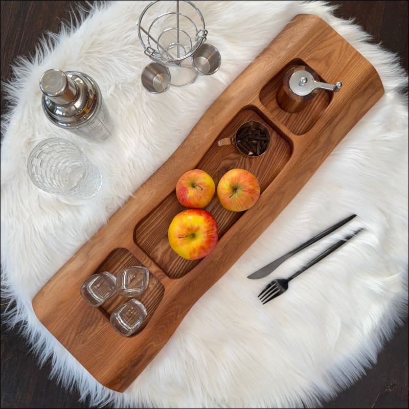 Handgefertigtes Holzbrett mit Ausfräsungen für Snacks und Drinks, 70 x 22 cm