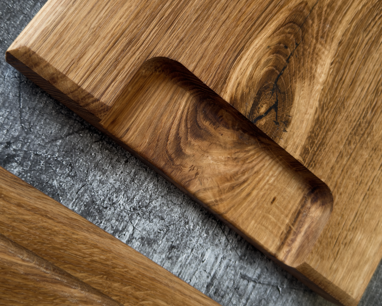 The Steak &amp; Burger Board – Solid Oak 35×25 cm with recessed handle
