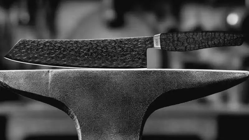 Eine strukturierte, dunkelgriffene Kochmesser mit einem groben, ergonomischen Griff.
