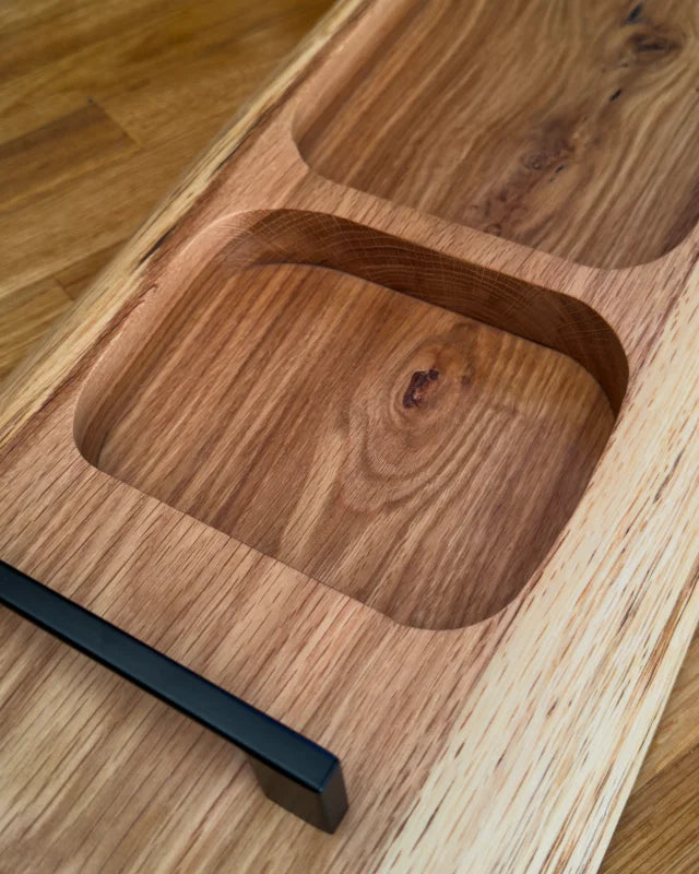The Oak Overlord – Planche de service Pitmaster XL en chêne | 80 × 23-31 × 4 cm
