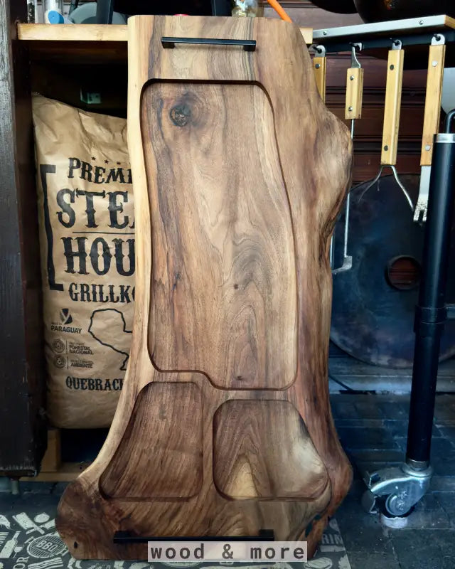 The Walnut Stage – Großes Schneidebrett aus Nussbaum Holz auf hellem Untergrund