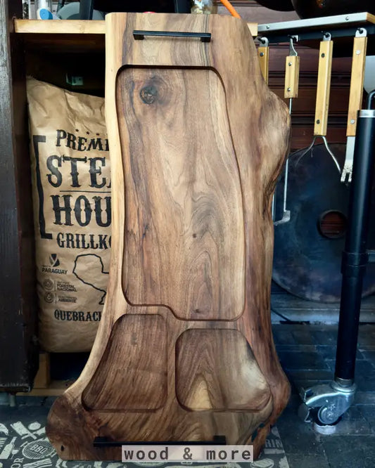 The Walnut Stage – Großes Schneidebrett aus Nussbaum Holz auf hellem Untergrund