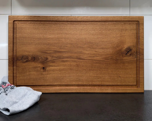 Großes BBQ Schneidebrett aus Eiche 70×40 cm mit Saftrille für Fleisch und Braten