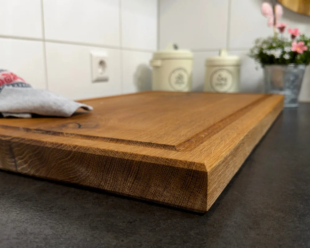 Detailaufnahme Maserung: massives Vollholz-Schneidebrett Eiche, fein geschliffen und geölt