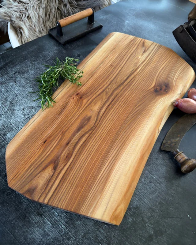 Großes Ulme BBQ Board aus massivem Vollholz mit warmer Holzmaserung