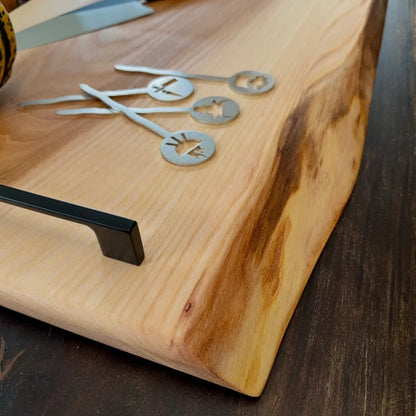 Live Edge Holzschneidebrett 60 x 45 cm mit dekorativen Messlöffeln für BBQ