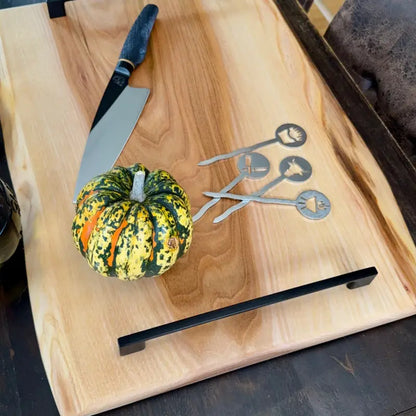 Dekorativer grüner und oranger Kürbis auf einem Holz Schneidebrett für BBQ 60 x 45