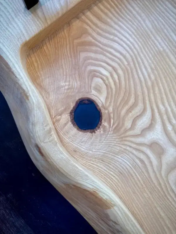 Holz Servierbrett mit klaren Maserungen und blauer Epoxyfüllung für BBQ & Buffets