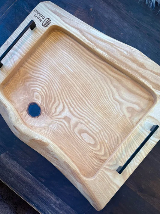 Holz Servierbrett mit natürlicher Holzmaserung und schwarzen Griffen für BBQ und Buffets