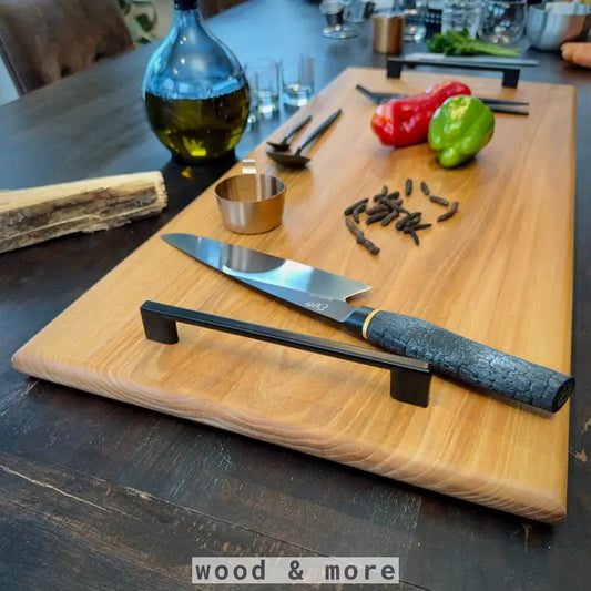 Massives Holz Schneidebrett mit Metallgriffen für BBQ und Grillmomente