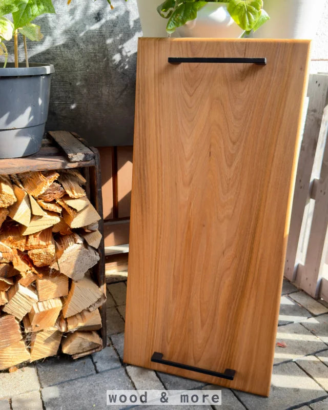 UNIQUE: Cut and Flame – Solid wooden cutting board with metal handles made of elm for grill & BBQ moments | 75 x 35 x 2.4 cm