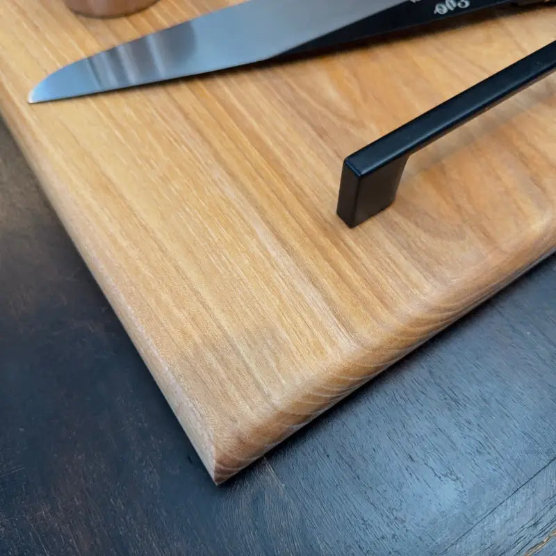 Holz Schneidebrett mit Griff für BBQ, ideal für Grillmomente und Massivholz-Qualität