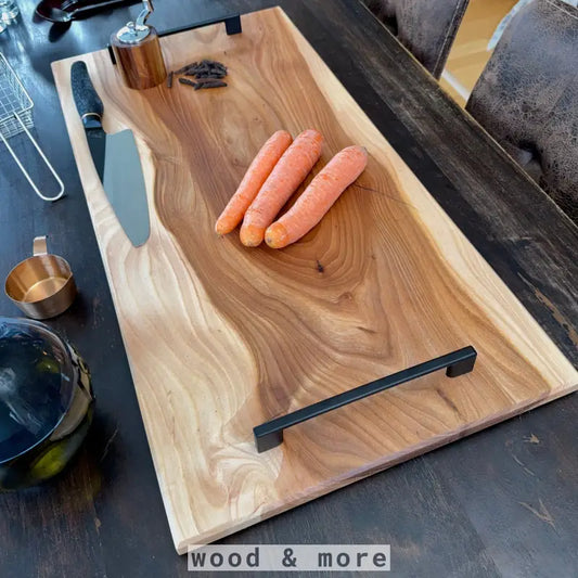 Hochwertiges Holz Schneidebrett 70 x 35 cm mit Live-Edges und schwarzen Griffen