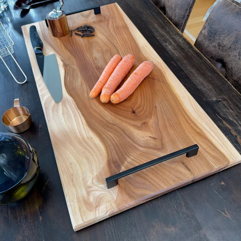 Hochwertiges Holz Schneidebrett 70 x 35 cm mit Live-Edges und schwarzen Griffen