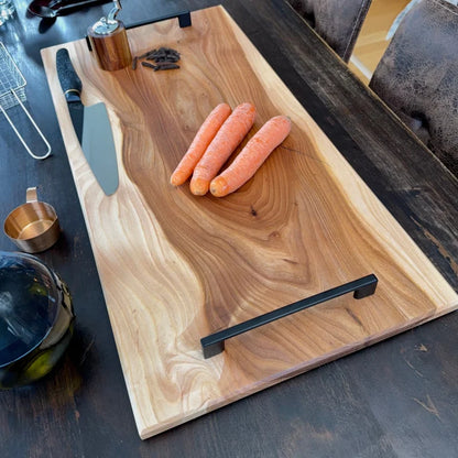 Hochwertiges Holz Schneidebrett 70 x 35 cm mit Live-Edges und schwarzen Griffen