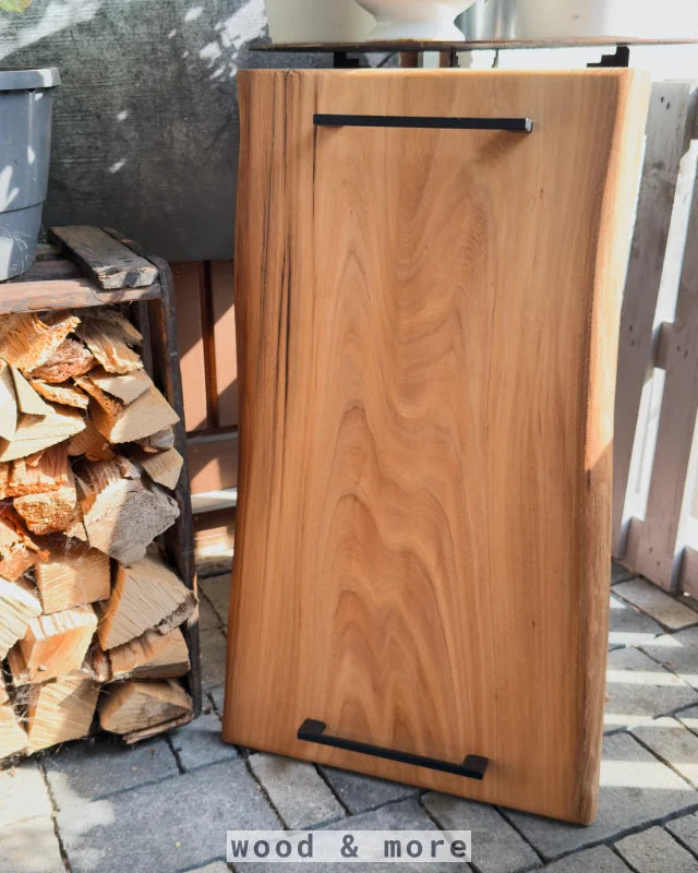 CaterBoard Ulme 68x37-40x2,7cm – Massivholz Brett zum Anrichten und Grillen handmade