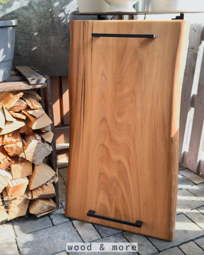 CaterBoard Ulme 68x37-40x2,7cm – Massivholz Brett zum Anrichten und Grillen handmade
