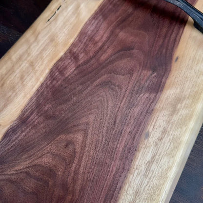 Luxus Schneidebrett Nussbaum mit kontrastierenden Holzmustern und natürlichem Design