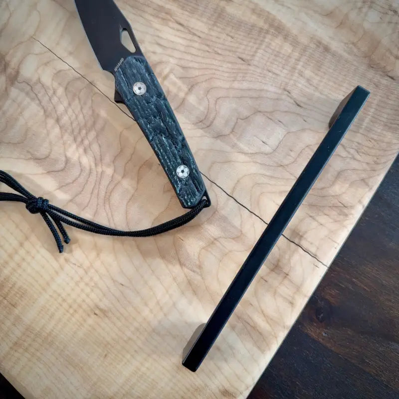 Schwarzes Klappmesser mit strukturierter Griffschale, perfekt für dein Holz Schneidebrett Ahorn