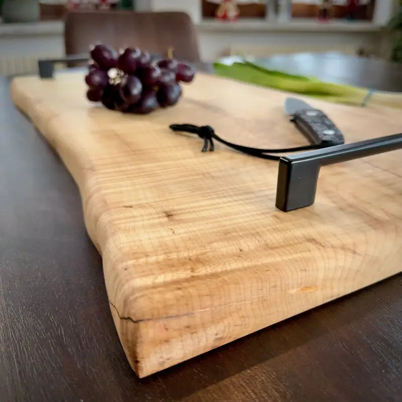 Holz Schneidebrett Ahorn mit Naturrand, ideal für BBQ und Grillgerichte, 60 x 38-28 cm