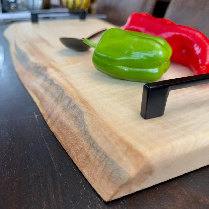 Holz Schneidebrett von UNIKAT mit roter und grüner Paprika für die Küche