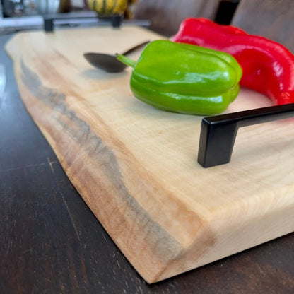 Holz Schneidebrett von UNIKAT mit roter und grüner Paprika für die Küche