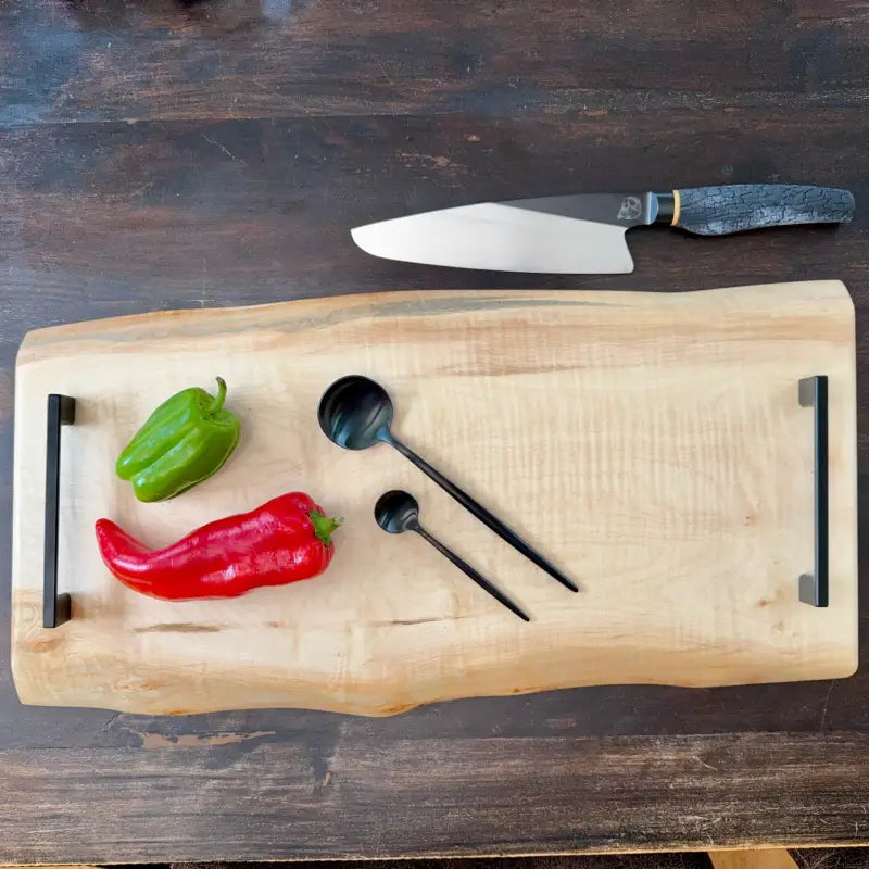 Live-Edge Schneidebrett Holz mit Metallgriffen, rustikal und premium für die Küche