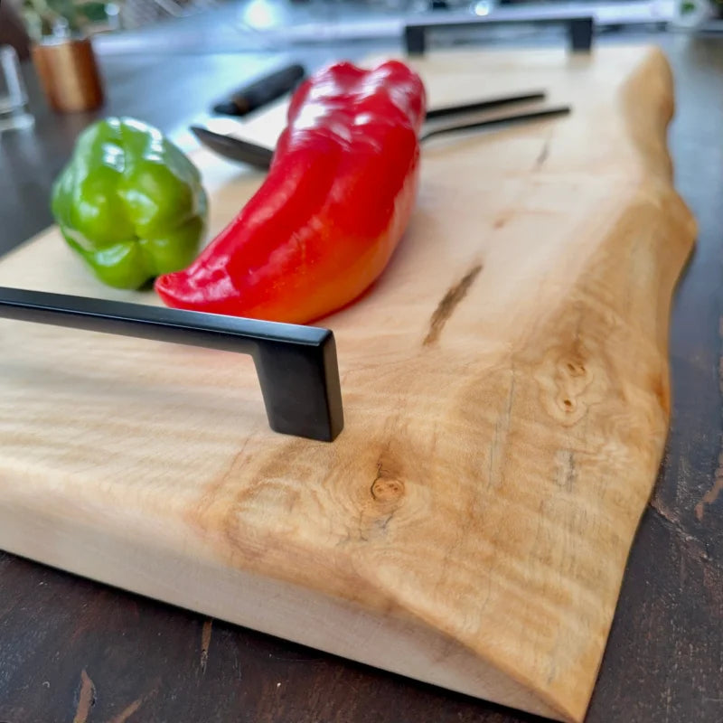 Live-edge Schneidebrett Holz im XXL-Format mit Metallgriffen für rustikalen Style