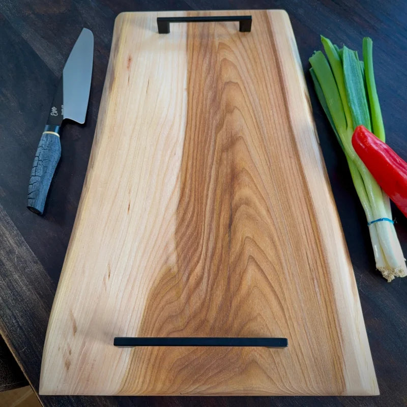 Holz Schneidebrett mit schwarzen Griffen, ideal für BBQ und Küche im XXL-Format