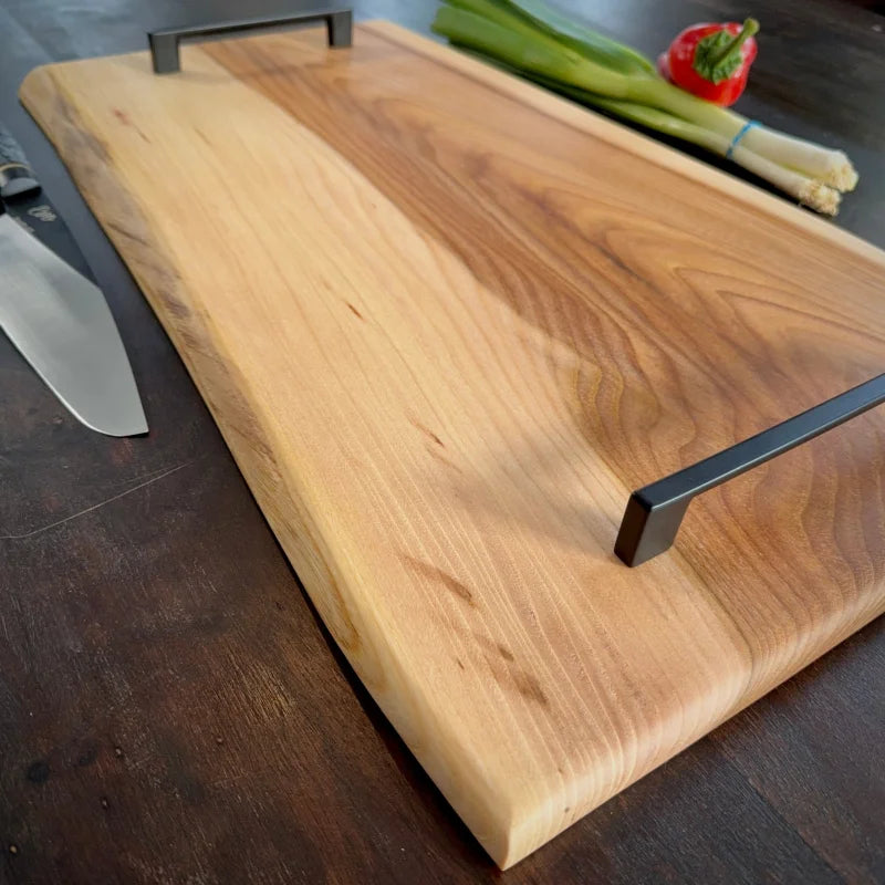 Live-edge Schneidebrett Holz groß mit schwarzen Metallgriffen für BBQ und Küche