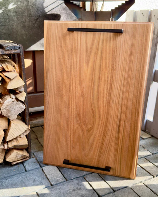 UNIKAT: Cut the Meat – BBQ Holz Schneidebrett aus massiver Ulme mit schöner Maserung für feine Grillgerichte & kalte Platten | 60 x 40 x 2,7 cm