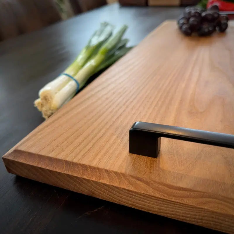 Hochwertiges Holz Schneidebrett mit schwarzem Metallgriff für BBQ und kalte Platten