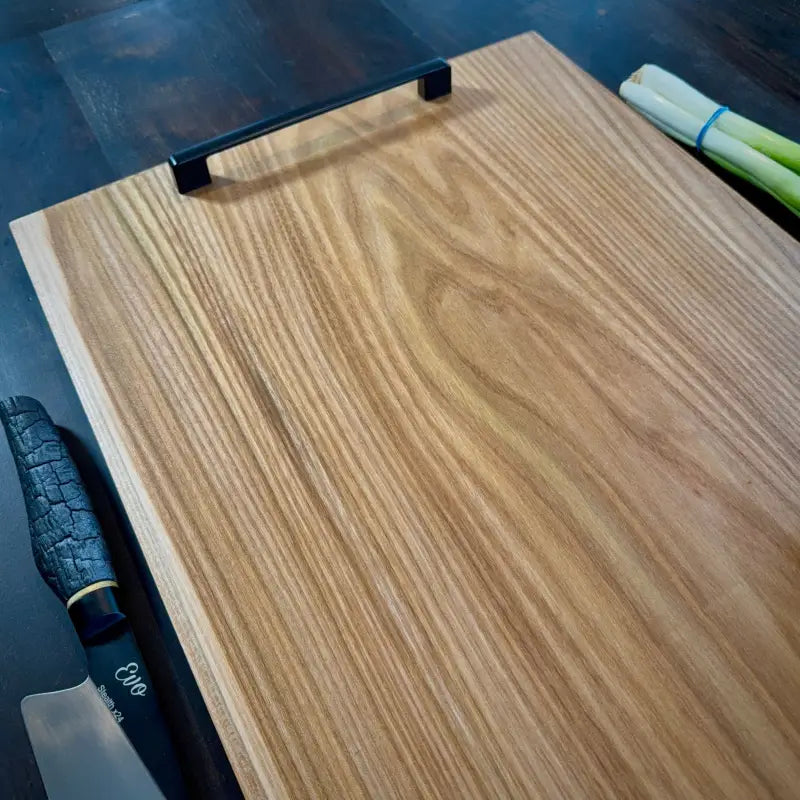 Holz Schneidebrett XXL aus Ulme mit schöner Maserung und schwarzem Clip für BBQ