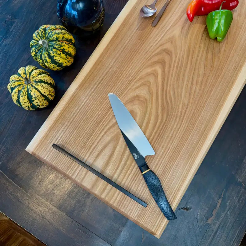 Massivholz Schneidebrett UNIKAT mit Chefmesser, perfekt für Grillgerichte und Vorspeisen