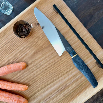 Chef-Messer mit blauen Griff auf Holz Servierbrett, perfekt für Grillmeister