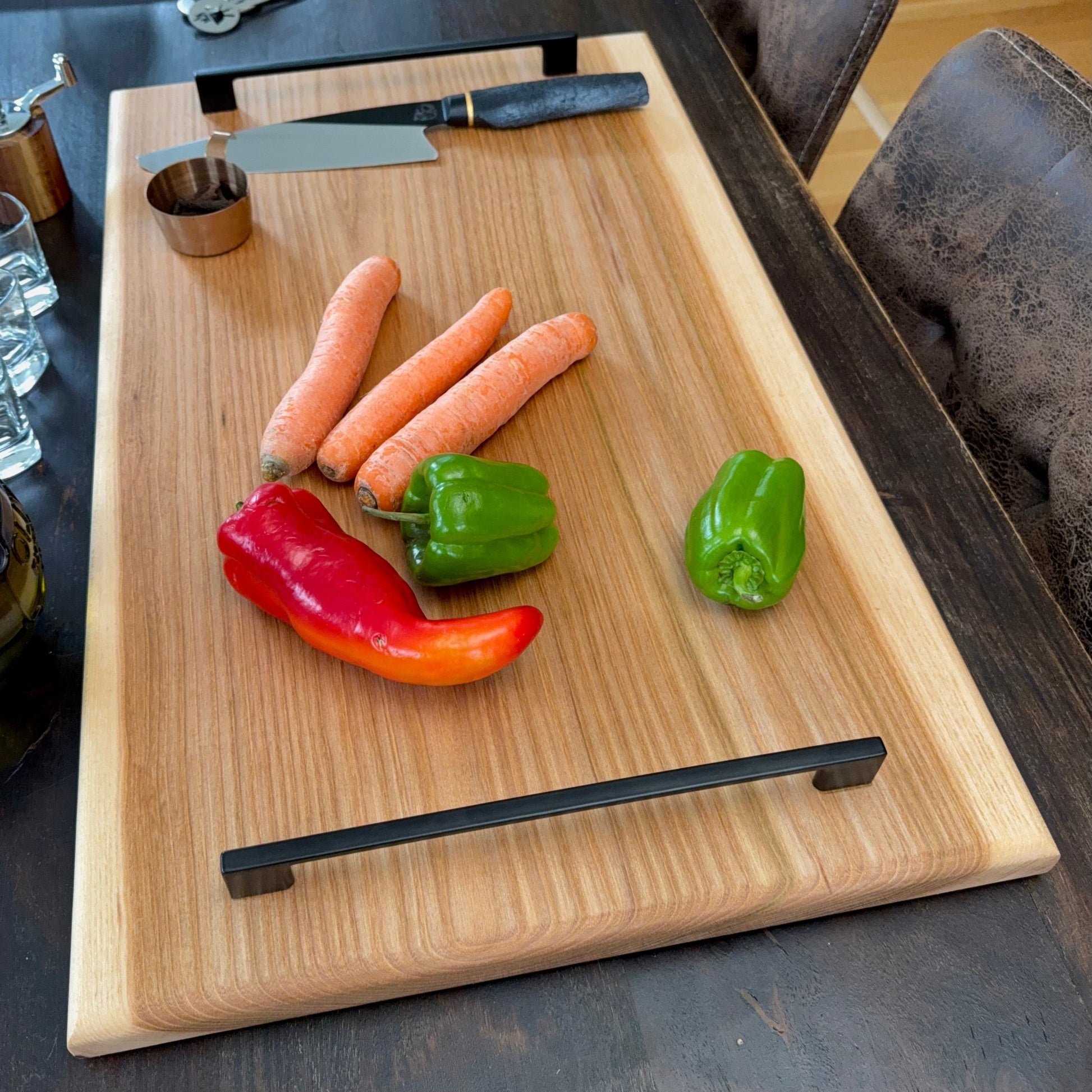 Holz Schneidebrett mit Griffen, perfekt für Gemüse wie Karotten und Paprika