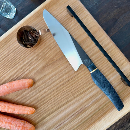Chef-Messer mit blauen Griff auf Holz Servierbrett, perfekt für Grillmeister