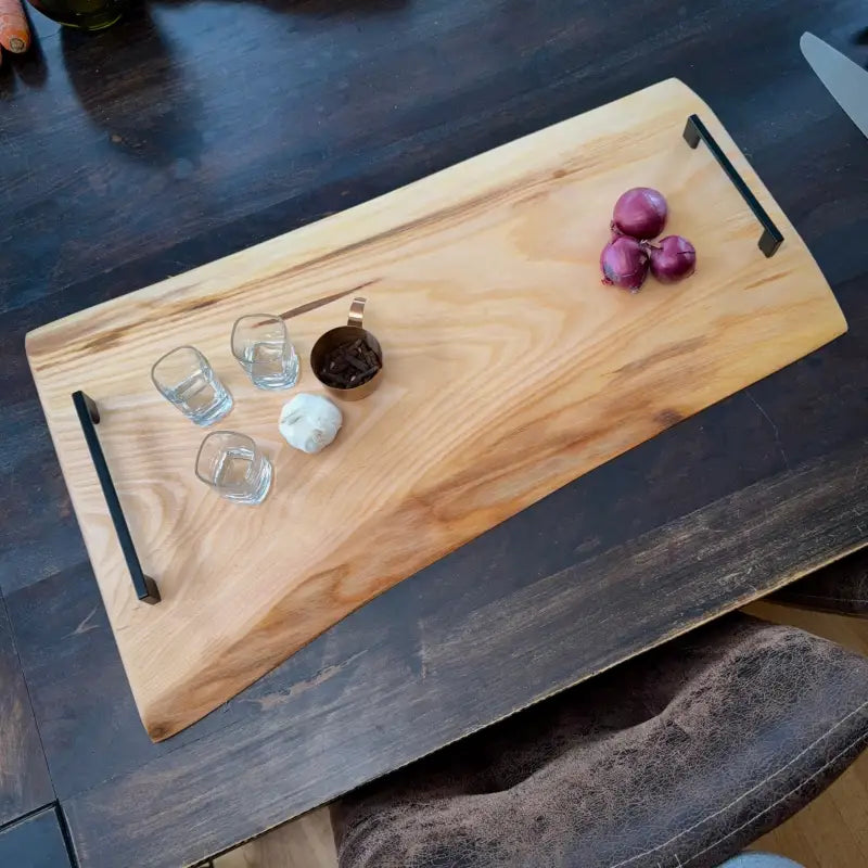 Holz Schneidebrett mit live edge und Metallgriffen, elegantes Design für Küche