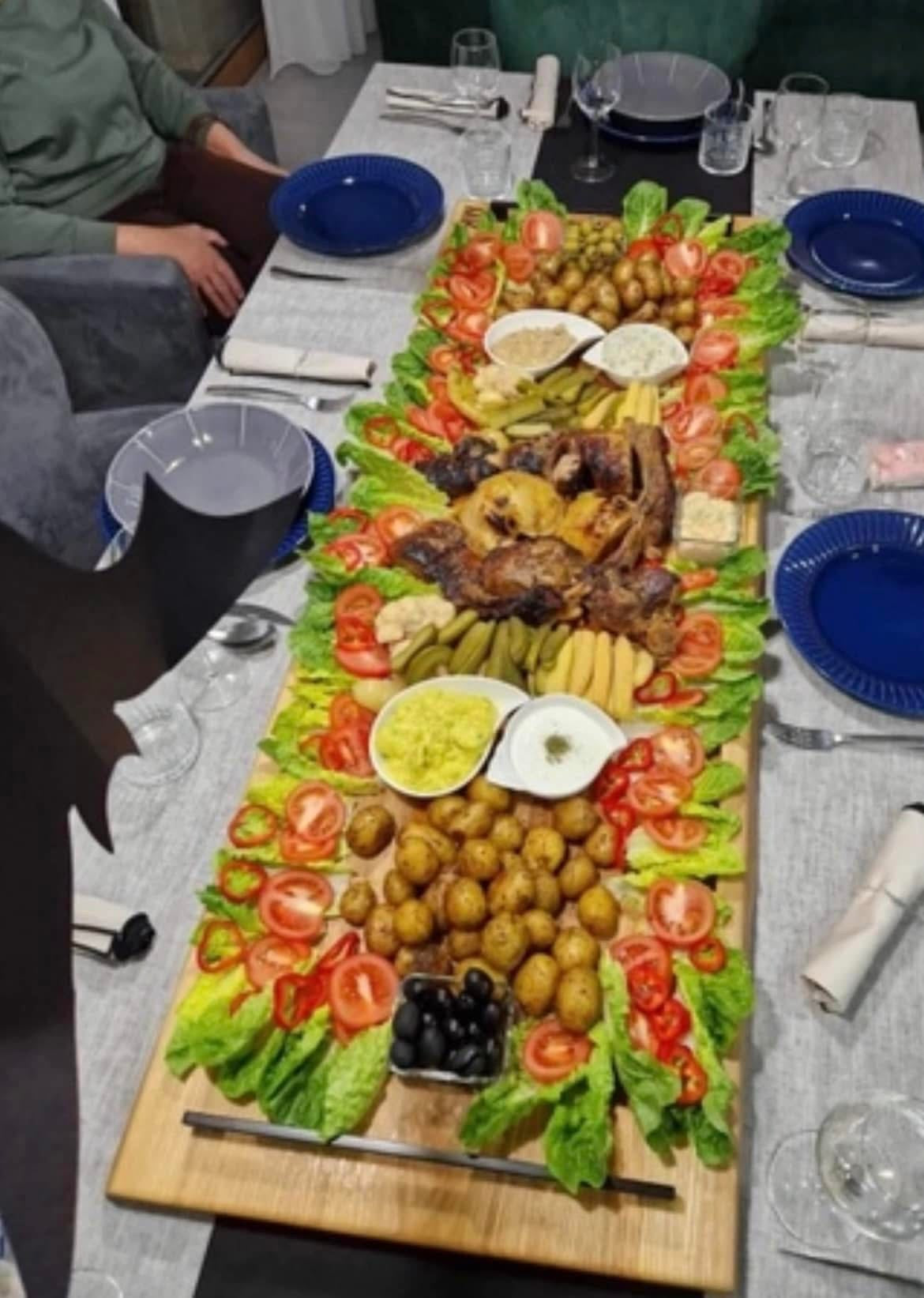 UNIKAT: Meat Maverick – Rustikales XXL Holz Servierbrett mit Metallgriffen aus Ulme für BBQ & Catering | 82 x 33 x 4 cm